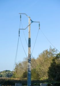 poteau support KB béton monopode en cours d'installation lors d'une rénovation de ligne électrique 63 kV